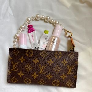 🧚‍♂️🦋Authentic Louis Vuitton pouch🧚‍♂️🦋